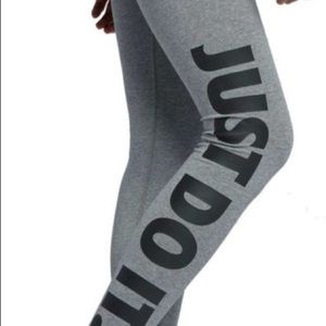 *SOLD* NEW Women’s Nike JDI Leggings Medium